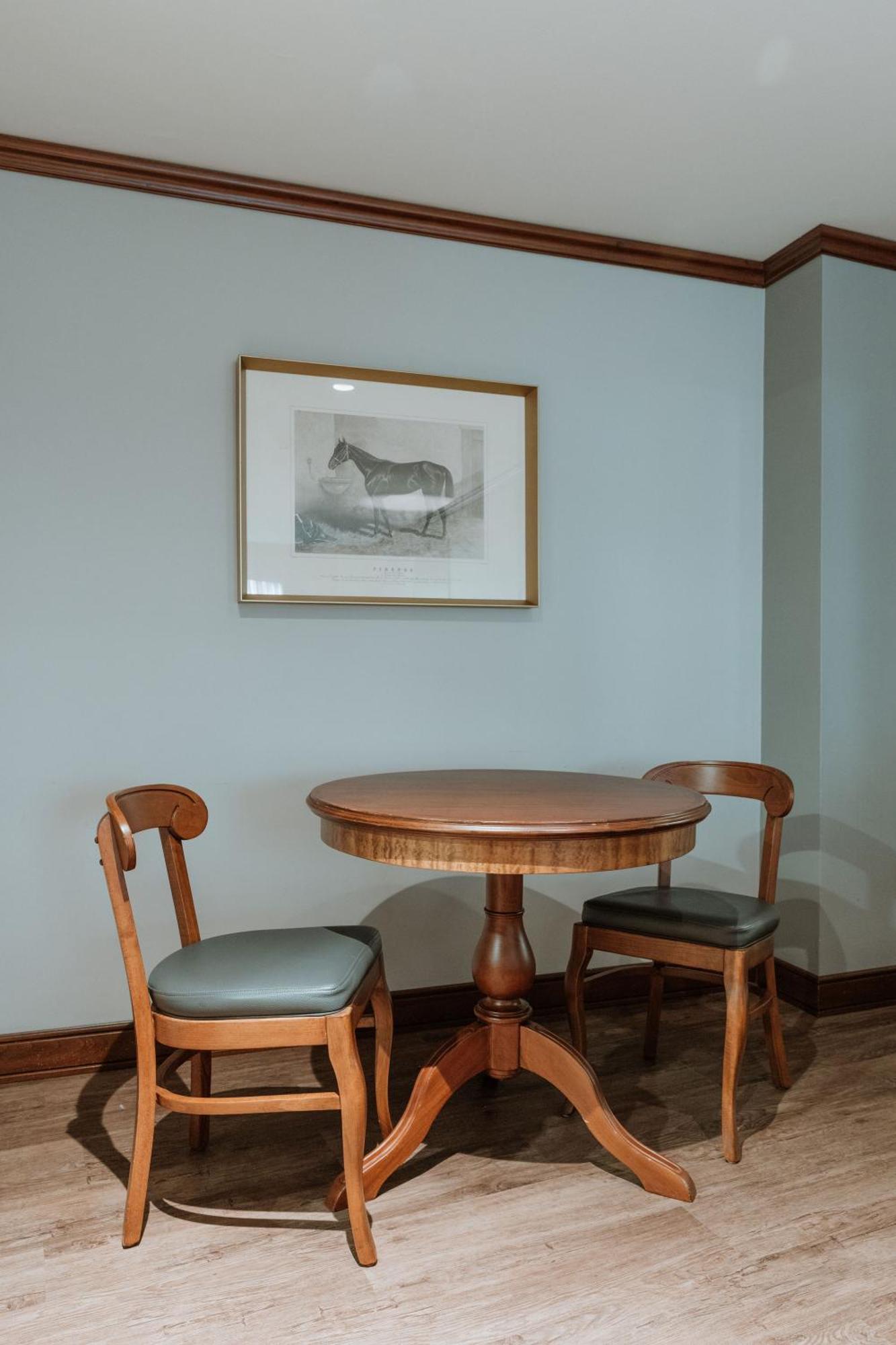Hotel Park10 Medellín Zewnętrze zdjęcie A table and two chairs