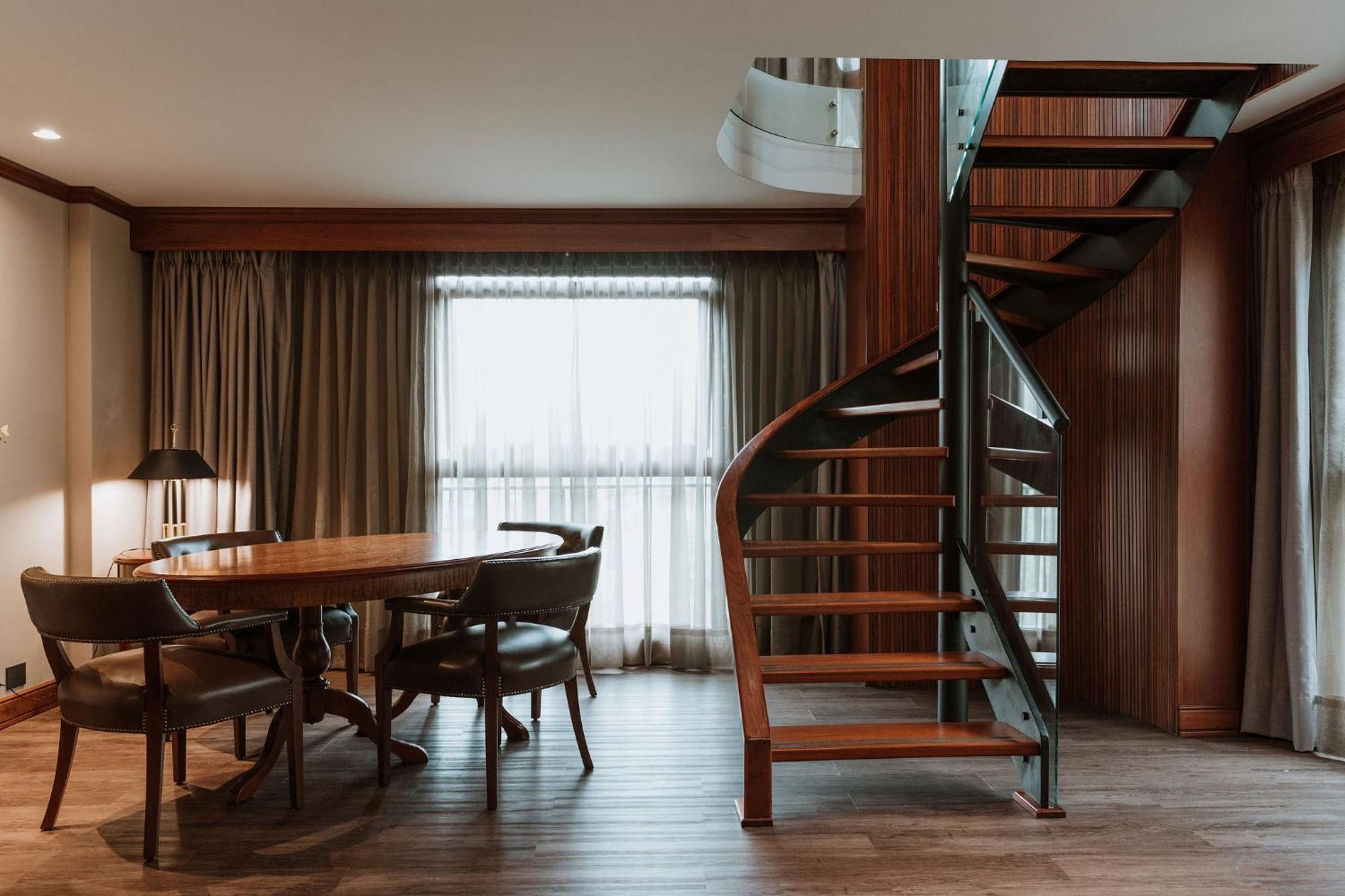 Hotel Park10 Medellín Zewnętrze zdjęcie A spiral staircase in a hotel