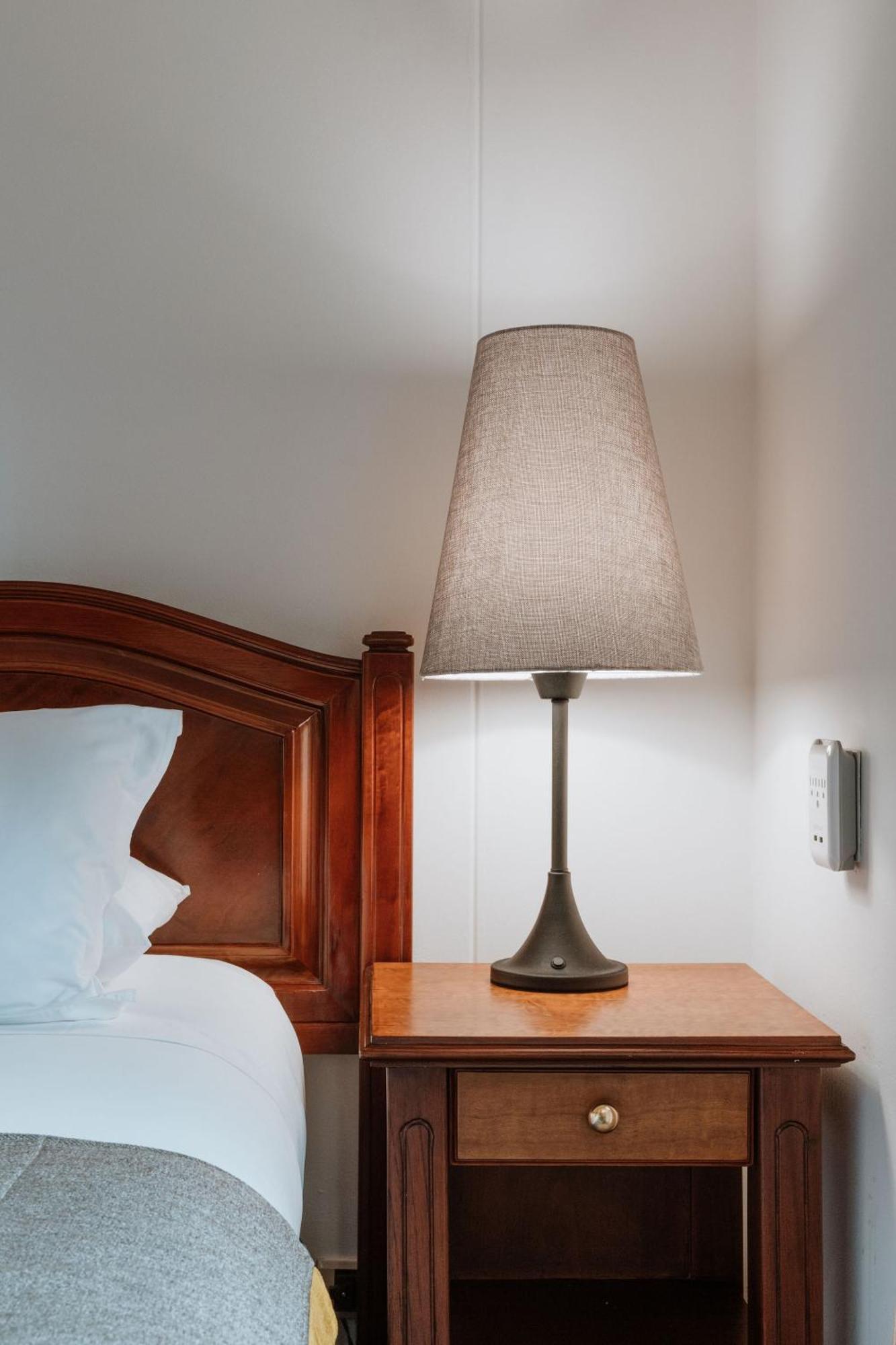 Hotel Park10 Medellín Zewnętrze zdjęcie A lamp on a bedside table
